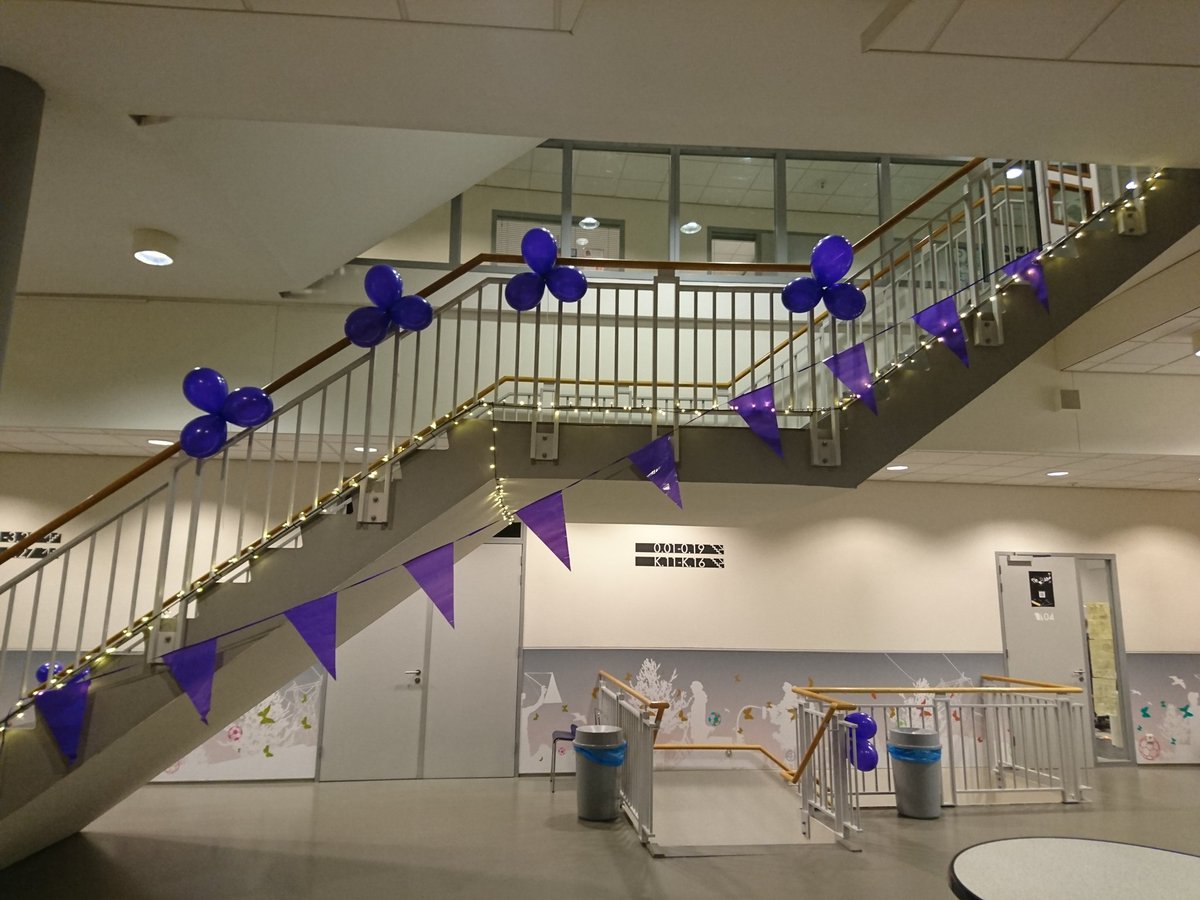 Op bezoek bij <a href="/ISWHoogeland/">ISW Hoogeland</a> voor de allereerste #PaarseVrijdag. Er zijn al heel veel armbandjes uitgedeeld. Goede actie van de leerlingen! #wldebat #