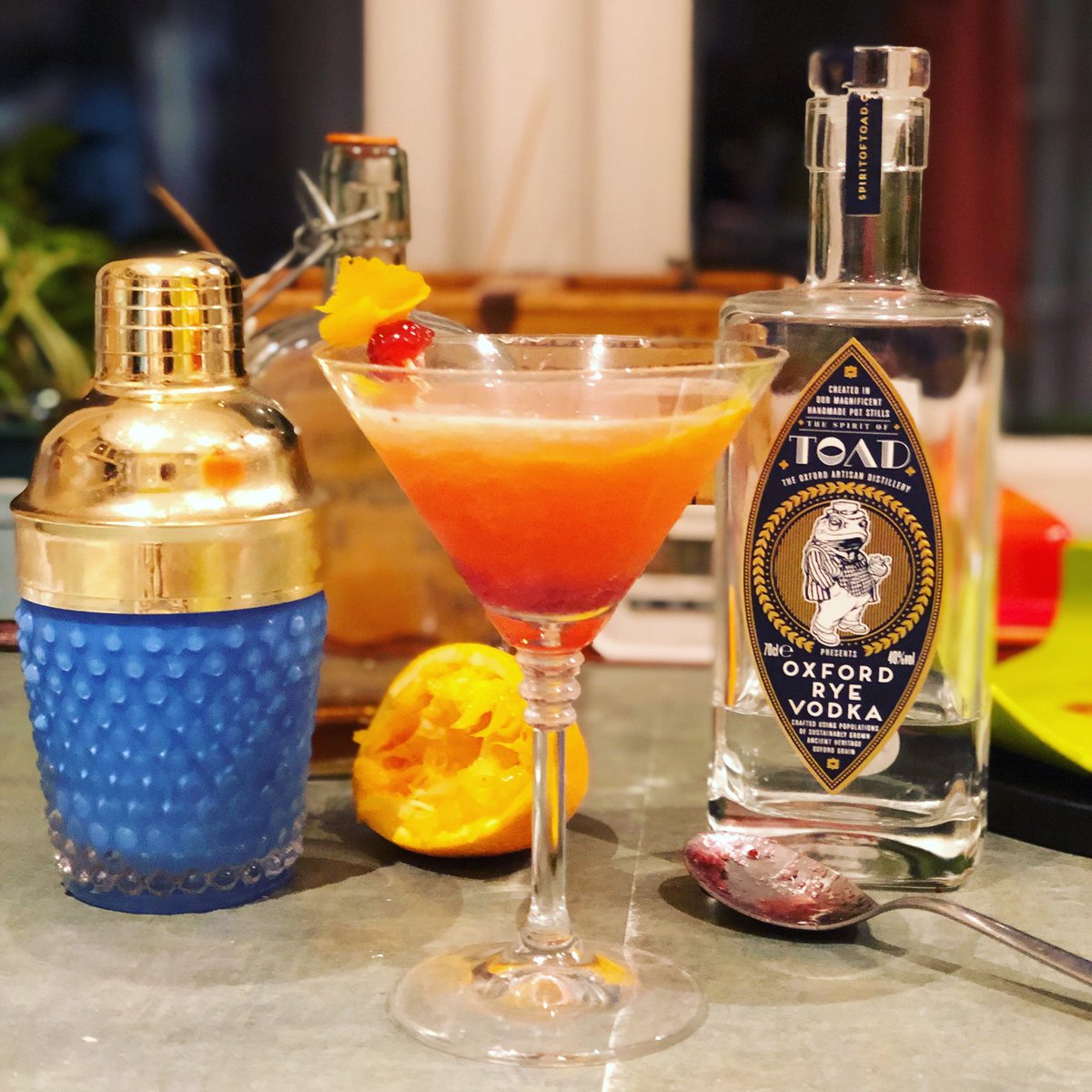 Drunken_Mouse1's tweet photo. #Friday + #Christmas = #Cocktails 

Get in the #spirit with our Merry Mouse:

2 shots of #vodka - we use @thespiritoftoad
1 shot of #sloegin 
1 shot of lemon juice 
1 Juice 1/2 an orange 
1 dsp cranberry sauce 
Garnish with some burnt orange peel https://t.co/Q0mpDErX8o