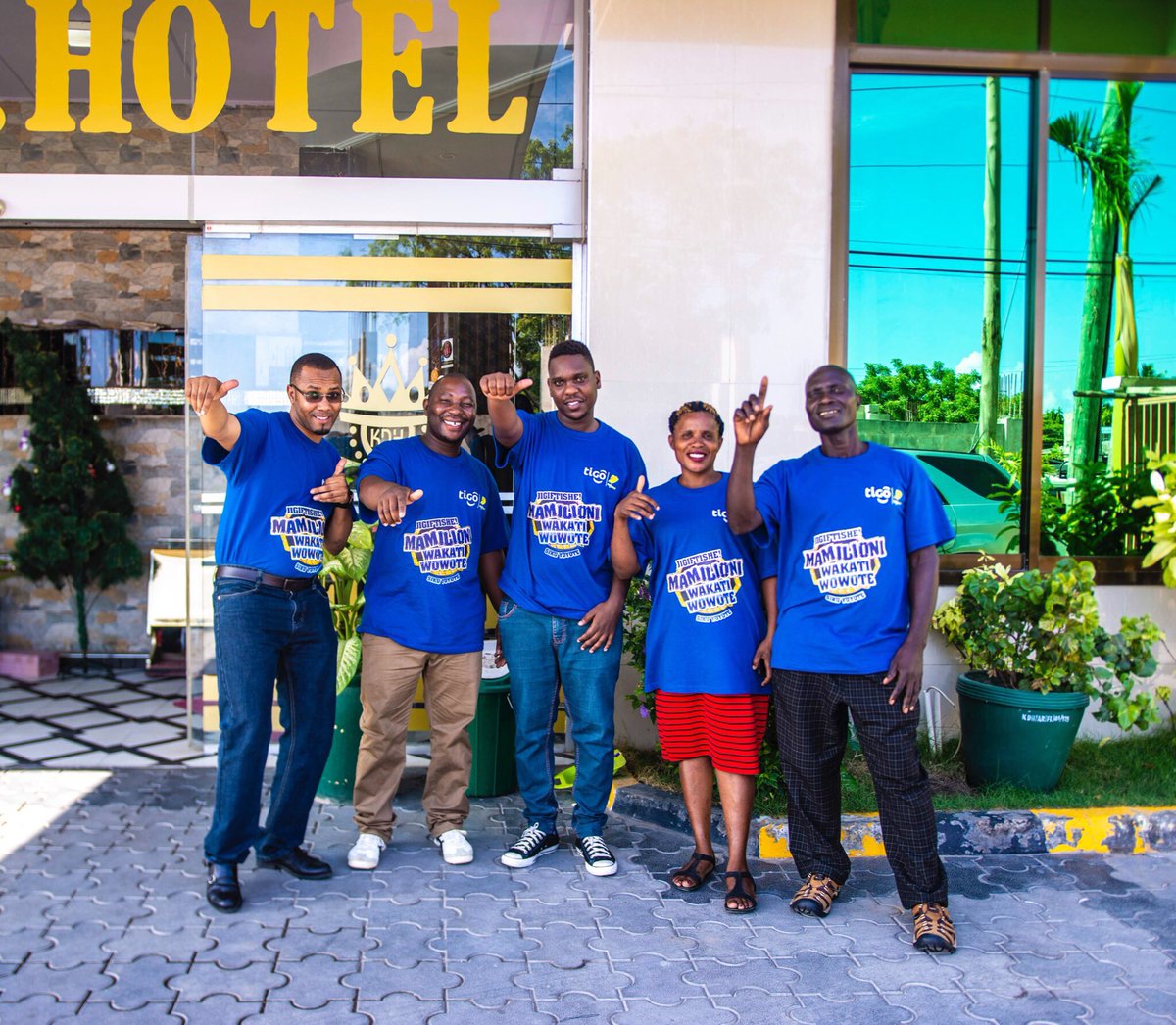 YasTanzania_'s tweet photo. Washindi wa promosheni ya JIGIFTISHE waliojishindia kiasi cha TZS Milioni 1 hadi Milioni 10 kutoka mikoa ya Iringa, Mbeya, Morogoro, Arusha na Dodoma wapo tayari kabisa kwa ajili ya tukio la aina yake yaani kwenda kupanda #UberChopper na kutazama mandhari ya jiji la Dar es Salaam https://t.co/sVDuh4uXZS
