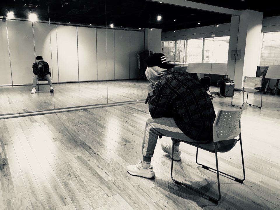 Kyungil_jpn's tweet photo. ギョンイルは今日本で練習中！早くファンの皆様に会いたいそうです！
たくさんの方のお越しをお待ちしております💛

除隊記念ファンミーティング～Revive～
12/16@品川グランドホール
1部14:00・2部18:00

チケット詳細こちら→
https://t.co/jZjTvkBHAS

#SongKyungil #ギョンイル
#송경일 #경일 https://t.co/yE8PydBPcU