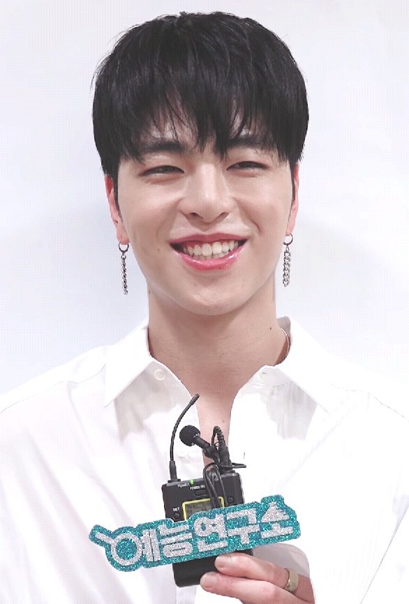 If you see his smiles, you will automatically smile too, I bet.  #JUNHOE  #JUNE  #iKON  #구준회  #준회  #아이콘  #ジュネ