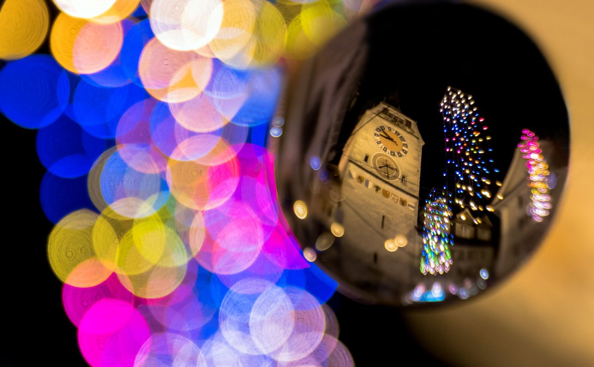 Weihnachtszeit ist Lichterzeit #zeitturm #lichterspiel #altstadtzug #kolinplatz #weihnachtsbeleuchtung @heda_zug