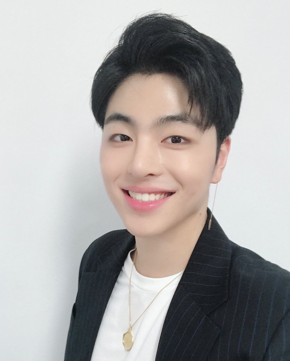 This kind of effortlessly stunning selcas need to come back on his IG.  #JUNHOE  #JUNE  #iKON  #구준회  #준회  #아이콘  #ジュネ