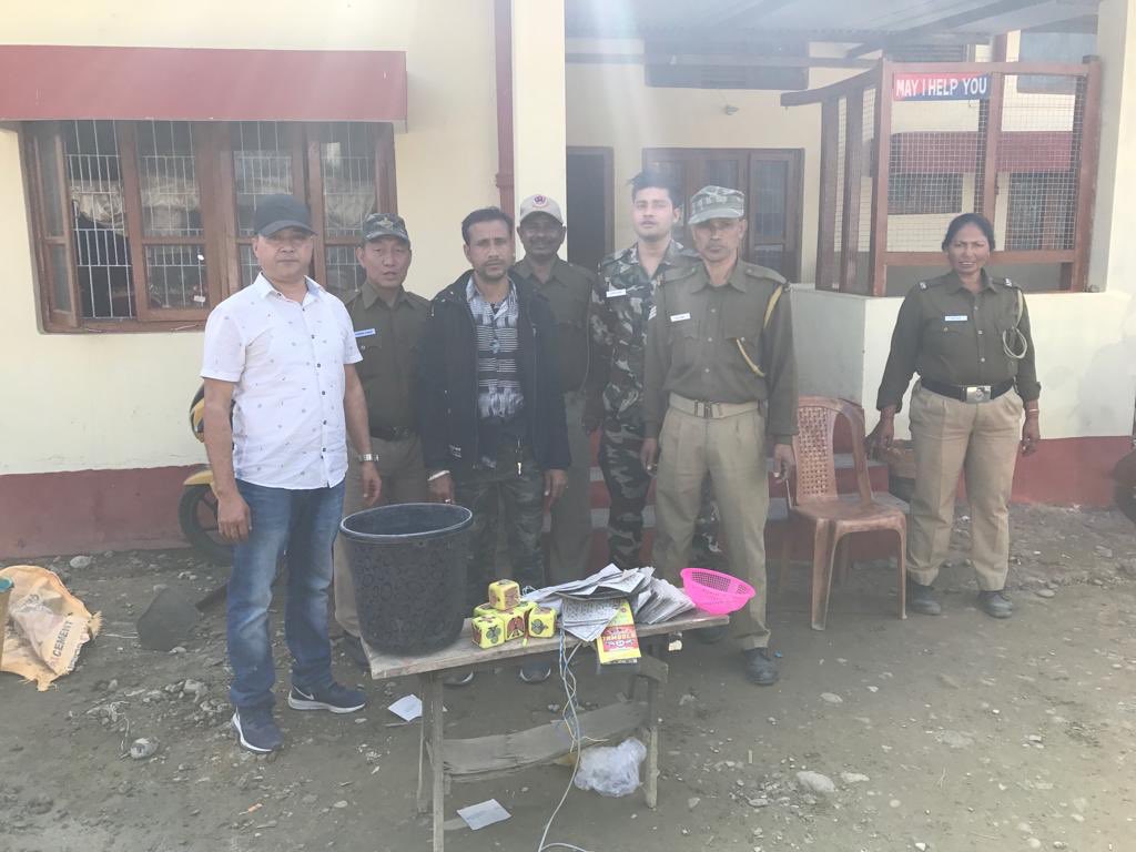 SPItanagar's tweet photo. How’s your Friday going? Our Nirjuli PS team isn’t happy. They caught gambling in Friday Market inspite of repeated requests to not indulge in gambling in weekly markets. And then, they found all these autos/tempos without a number plate! https://t.co/NO9534KFyQ