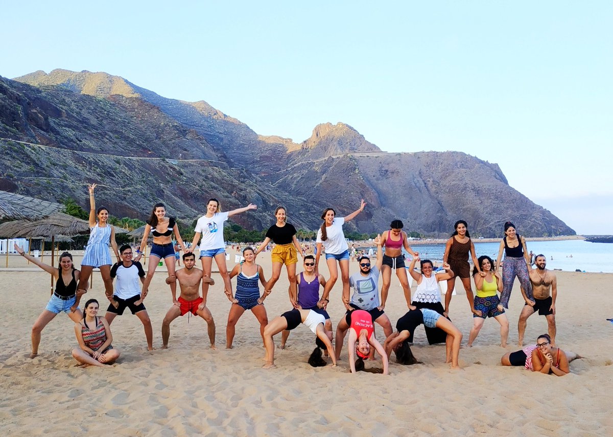 UIMP's tweet image. Los cursos de #InmersionUIMP llegan hoy a su fin en todas las sedes de la @UIMP Con esta paradisíaca foto de los alumnos de #Tenerife decimos un &apos;Hasta pronto&apos;, pues la convocatoria de 2019 está ya más cerca goo.gl/qN8eBy #becasUIMP @CienciaGog