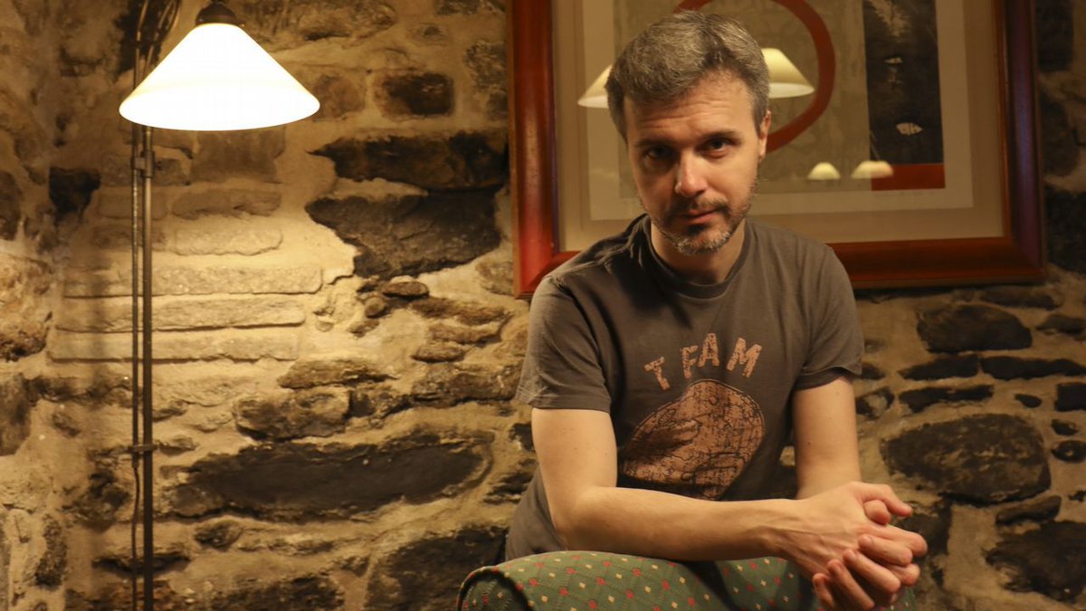 Nuestro personaje del día viene con nuevo libro debajo del brazo: es el escritor <a href="/JuanGomezJurado/">Juan Gómez-Jurado</a> que presenta en Galicia "Reina roja" y que hablará con Eva Millán a las 9.20 en directo. 
(foto: Xoan A. Soler)