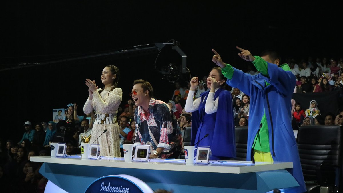 Woooow! Penampilan Deven nyanyikan lagu Never Enough - Loren Allred spektakuler banget!!!! Kamu keren karena tidak nervous saat tampil di #GrandFinal dan dapat 4 standing ovations lho😍 #IdolJunior2018 #SaatnyaJuniorJadiIdola <a href="/OfficialRCTI/">RCTI</a>