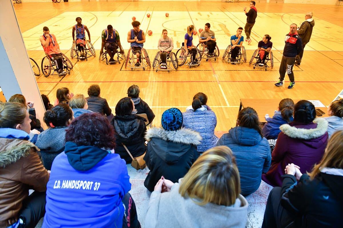 #REGROUPEMENT 
À l’occasion du FPE (Formation, Partage, Expérience), regroupement initié par le Pôle Territoire de la Fédération, les salariés des comités Handisport de l’ouest de la France sont réunis pour échanger, s'interroger et témoigner !
#handisport