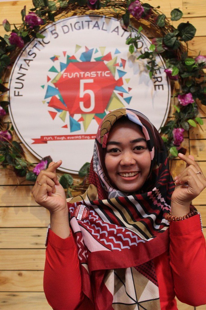 FdaKandatel's tweet photo. #TelkomFuntastic5 #BRIGHTTR5 #JRTREG5 Numpang selpi dulu aaahhhh di FDA Banyuwangi @parwi66  @_funtastic5_ https://t.co/VR1cq7Opdd