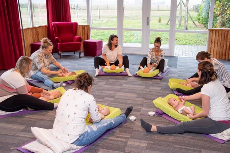 Er zijn nog plaatsen vrij voor de cursus babymassage in Tilburg op woensdag 9 januari 2019 van 10-12 uur. De cursus is geschikt voor kinderen vanaf ongeveer 6 weken tot de leeftijd waarop ze leren kruipen en bestaat uit 4 bijeenkomsten. Inschrijven via:
fam.nl/agenda/geboort…