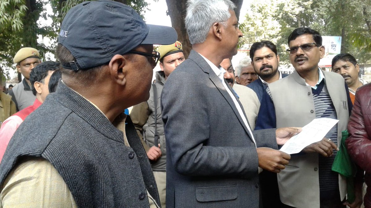 Aaj collectrate se KISAN SEWA RATH ko hari Ghandi dikhakar Rowana Kiya Gaya.