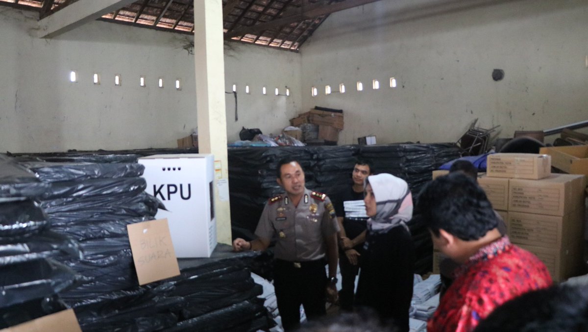 kpukudus's tweet photo. Kunjungan Kapolres Kudus @humasreskudus1 Ke Kantor KPU Kabupaten Kudus
Kudus, 14 Desember 2018
#JumatBerkah #kpu #polisi #melayani #adminbaru #kudus https://t.co/x1H4YYX9j6