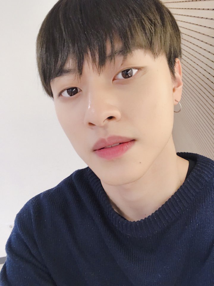 TREI_official's tweet photo. [#TREI #채창현] 브이라이브 하는 금요일의 창현시😈👿 이따봐요!

#트레이 https://t.co/aUXaFYaT0g
