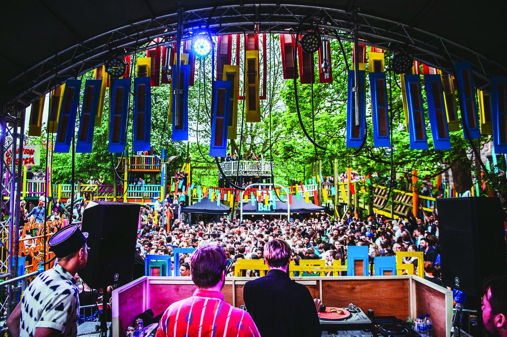 DJmag's tweet image. Offering the mystery and adventurous spirit of free parties, alongside some outlandish locations, Bristol’s @AlfrescoDisco earns Best Club Event at DJ Mag's Best of British Awards 2018 🙌 #BestOfBritish powered by @relentlessdrink

👉 dj-m.ag/2Bi977R