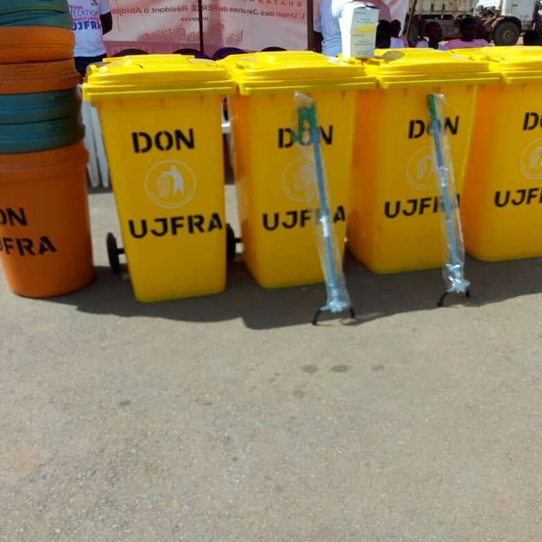UjfraA's tweet photo. RECAP DE LA 7ÈME EDITION DES JOURNÉES SOCIALES UJFRA 2018 
👉Samedi 03 novembre 2018.
Des poubelles, des caches-nez et des  pinces ont été offerts  aux responsables du lycée moderne de FERKÉ et du collège moderne de Ferké...
Plus de détails 👇
https://t.co/gmyosDNHoz https://t.co/dT6fudkslq