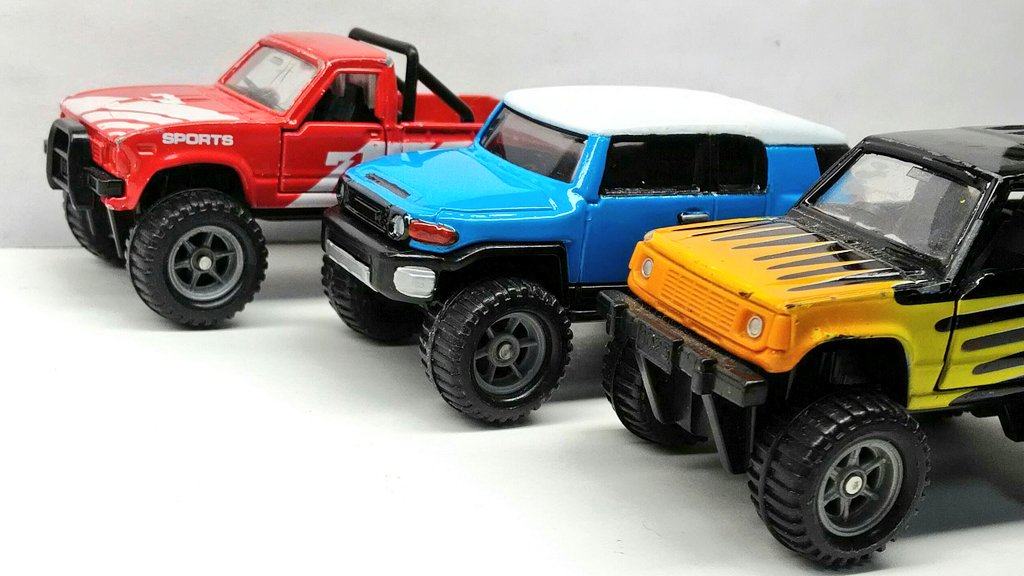 Ryuto トミカ改造 Fjクルーザー リフトアップ仕様 完成 ジャンクのfjクルーザーをスカイブルー パール色 とルーフをホワイトに塗装し リフトアップしてみました O 丿 通常版のビッグフットのトミカと並べても違和感無し トミカ改造 Fjクルーザー