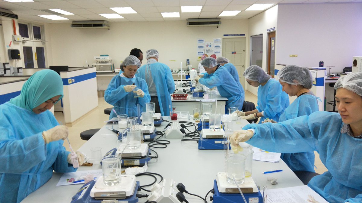gohchoonfu's tweet photo. Our participants for advanced #cosmetic #practical session were excited with their #rosecream, #handcream, #babycream & #bathbomb! @KPJUC @HealthcareProL1 https://t.co/vdrYr1NI3D