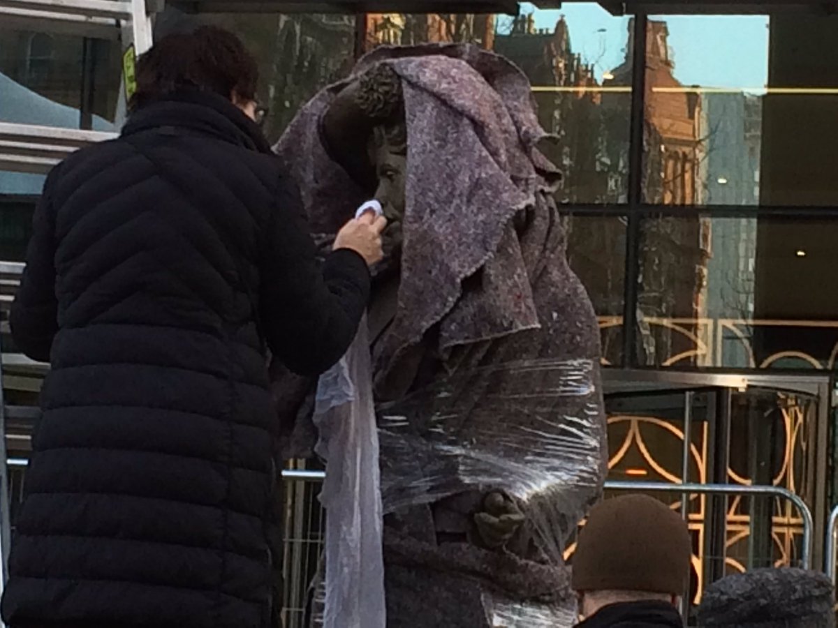 jpaine951's tweet photo. Sneak preview of @OurEmmeline statue in St Peter’s Square #Manchester ahead of the unveiling at lunchtime. #suffcity #riseupwomen @bbcradiomanc https://t.co/JS1lUVrj96