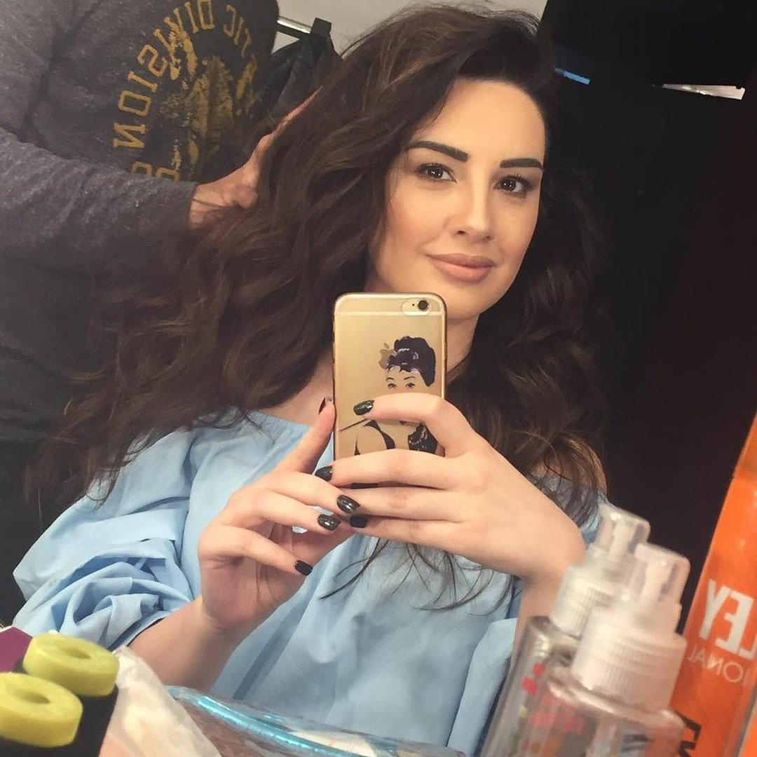 Zor12sevdam's tweet photo. #zilanduru ya 😘monica bu güzelliğin karşısında düğmelerini bile ilikleyemez🤗 https://t.co/TfC2gDwO6G