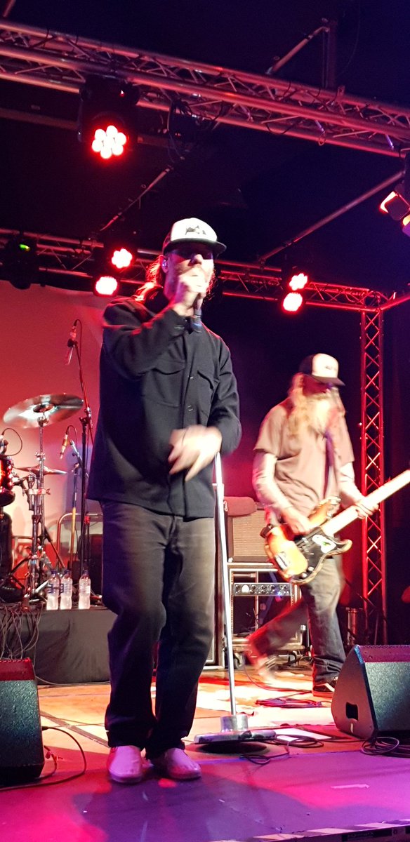 Hucksty's tweet photo. Ahhhhhh @reefband #comebackbrighter on @ChrisMoyles @radiox saw them j #Barnstaple this year bloody awesome! Happy Christmas Team πππππ https://t.co/k6vNzakrBR