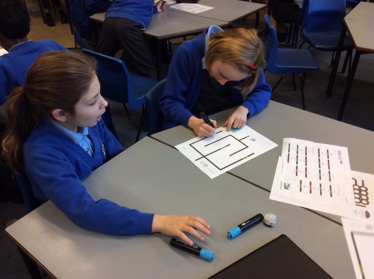 SquirrelsHFS's tweet image. More Ozobot fun this morning with a series of coding challenges.