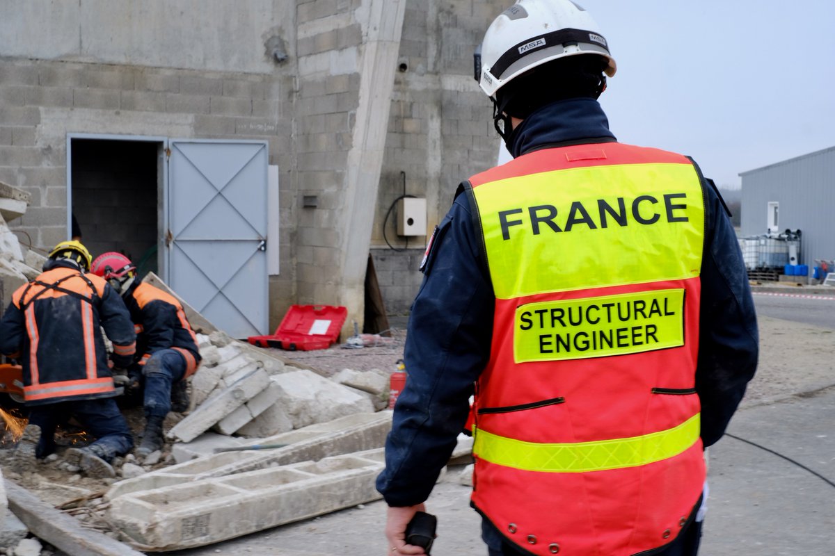 riisc_7's tweet image. Les Formations militaires de la Sécurité civile sont engagées dans la re-classification @INSARAG. Afin de vérifier les différentes compétences dans le domaine du #sauvetage #déblaiement l&apos;#UIISC7 vient de procéder à un exercice sur le site du plateau technique du @SDIS_18