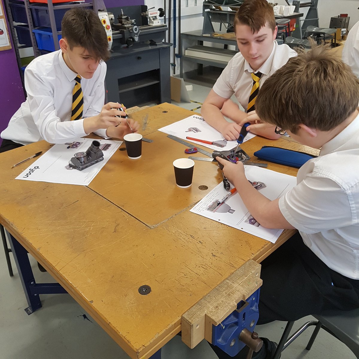 GRIFF_LM's tweet image. Year 10 GCSE Product Design are reverse engineering the Dyson Tangle-Free Turbine Tool. Disassembling products very carefully! @NewportH @Dyson #Product #design