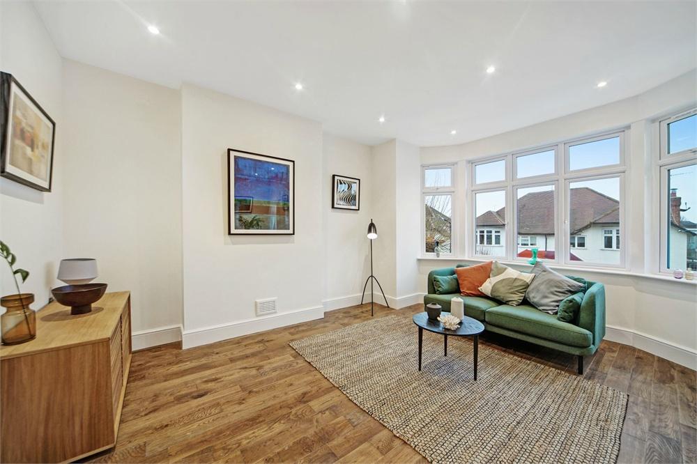 Daniels are delighted to offer this stunning, three bedroom first floor maisonette, ideally located close to Willesden Green station and Gladstone park, find out more by visiting our website danielsestateagents.co.uk/property/resid…