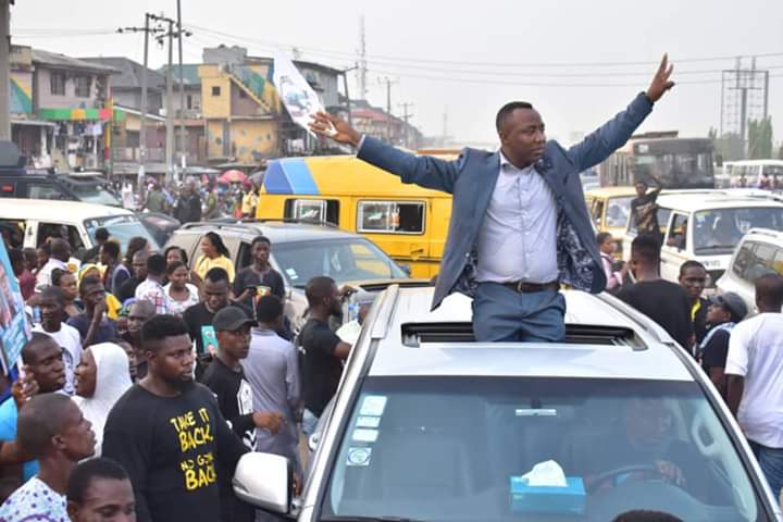 Royal_Booss's tweet photo. The future is here 👇 together we can #takeitback with @Sowore2019 the man for the job
#VoiceOfTheMasses #Fearlessandtireless #alternative #trustedandtested @sowore @aac_nigeria #SoworeMustBeIncluded #vote #AAC #FOR #PRESIDENT #2019 https://t.co/KYdyKMTmcP