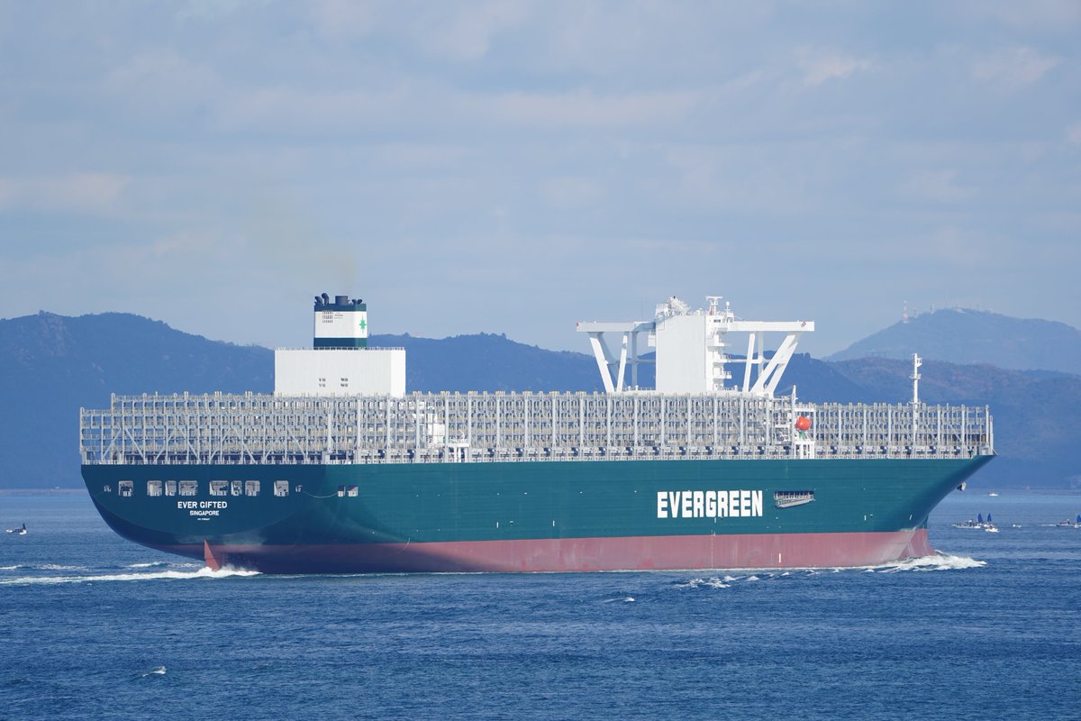 Kouji 18 12 14 西条市の今治造船から中国に向かう全長400メートルの巨大コンテナ船 Ever Gifted が瀬戸大橋を通過するのを撮影 Kouji 18 12 14 西条市の今治造船から中国に向かう全長400メートルの巨大コンテナ船 Ever Gifted が瀬戸大橋を通過するのを撮影