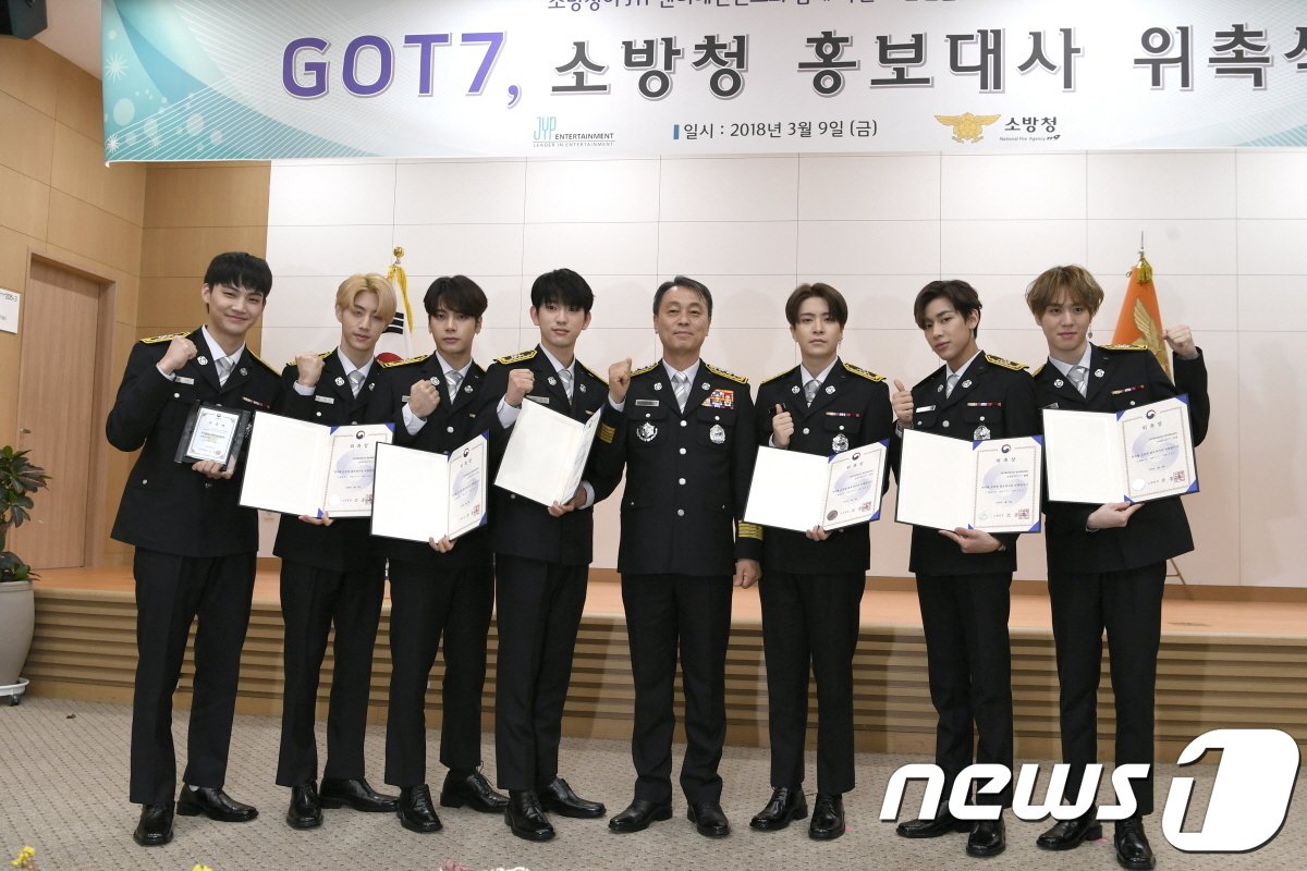 GOT7__Fanbase's tweet photo. Uniform7 

#MAMARedCarpet #GOT7 

💖💖💖💖💖💖💖 https://t.co/aJMpdnUALf