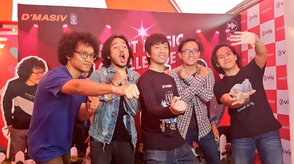 smartfrenworld's tweet photo. Nah ini dia @DMASIV yang daritadi udah kita tungguin dateng ke booth Smartfren di #Sweet17Transmedia. Mereka ikutan photo booth challenge, lho. Mantaap! #SmartfrenDay #GoUnlimited https://t.co/oeXQH7WaDK