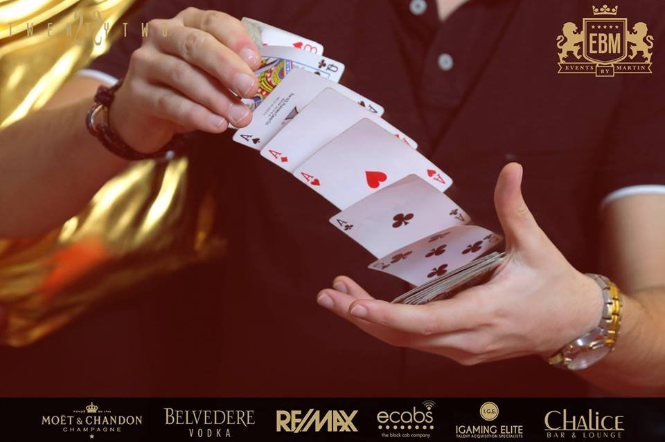DanRavenMagic's tweet image. 4 Aces in a card spring! ♠️❤️ ♣️ ♦️

#pokerhand #poker #magician #magic #corporatemagician #corporate #fourofakind #aces #ravenisation