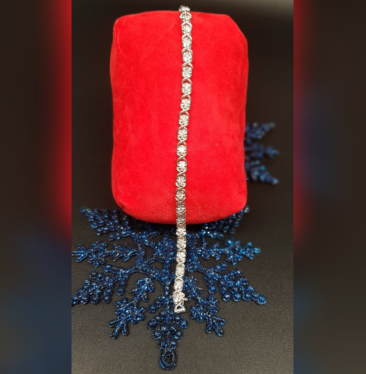 MoneyDenmark's tweet image. 9ct White Gold Female CZ Bracelet. Such a beautiful piece! 😍✨
#9ct  #whitegold #bracelet #czbracelet #bracelet #pawning #pawnbrooking  #style #christmasideas #christmaspresent #shoppingaddict #shopping #christmastime