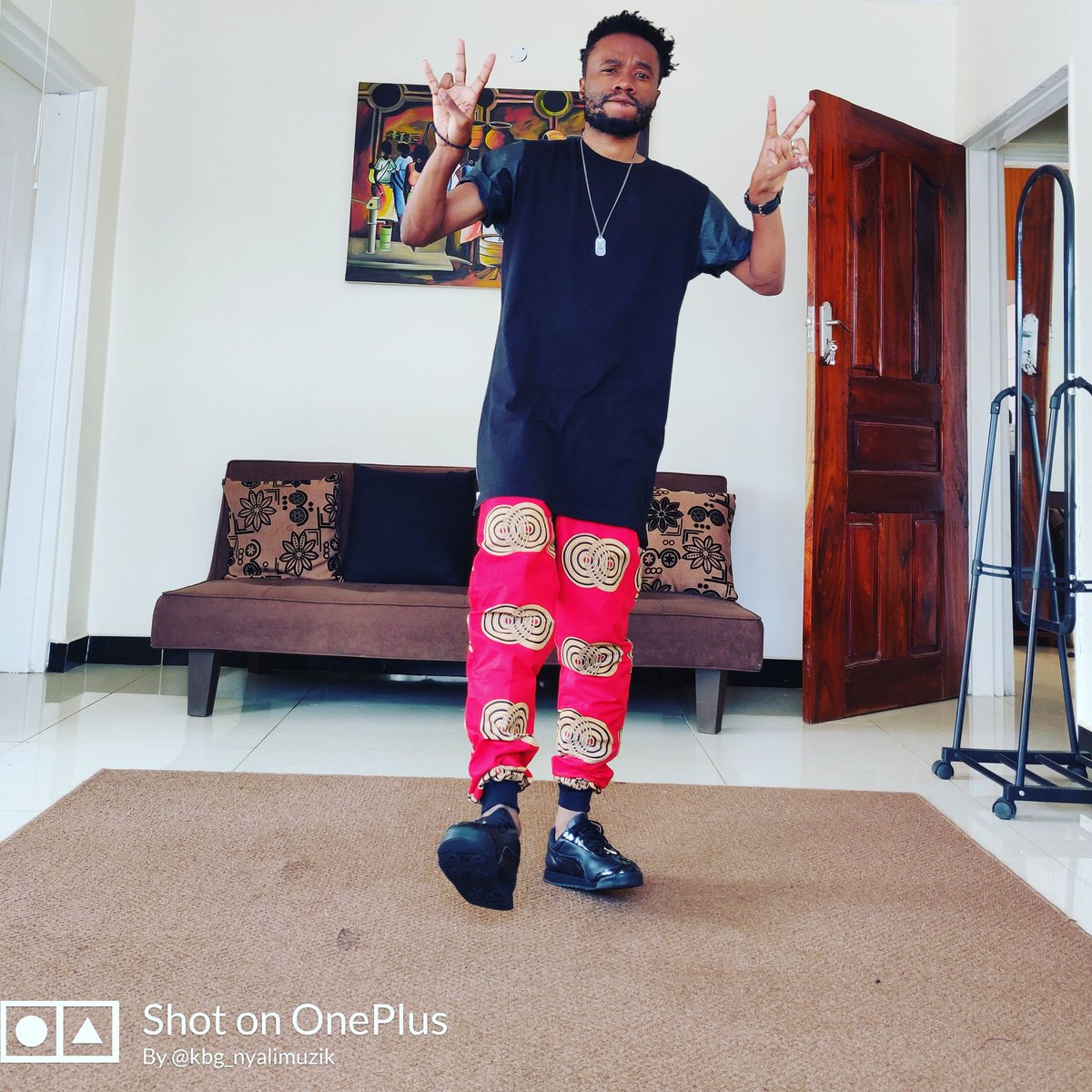 kbg_nyalimuzik's tweet image. Trust me when I say, I can hook you up with nice clothes made by us right here in Malawi. Check my previous posts for the stuff I been posting. Hall if you need Urban street pants, bomber jackets, shorts, tshirts! We GoT you! #nyaliwear