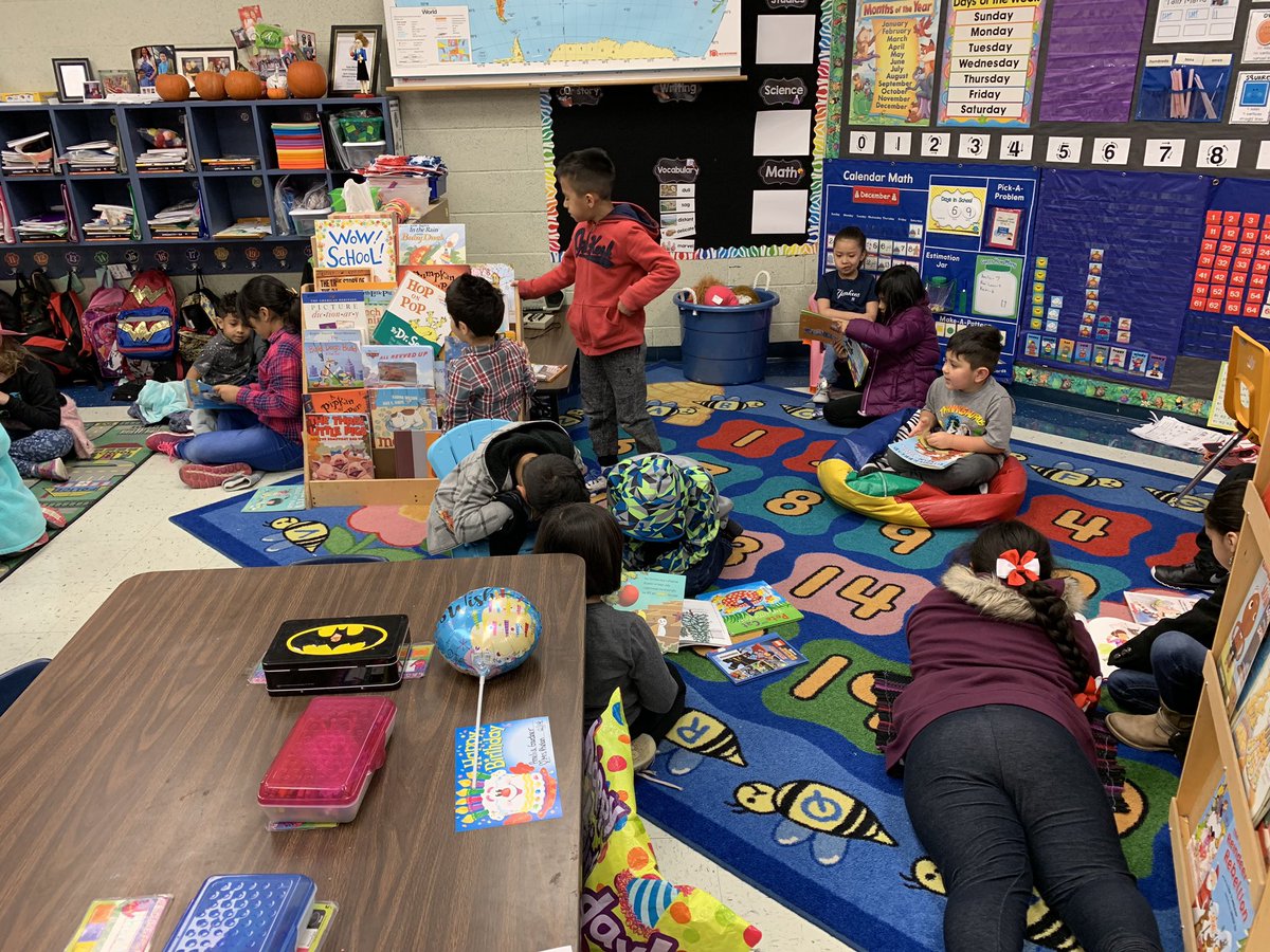 emill9865's tweet photo. It’s Friday! Let’s ready!! Reading to kinder kids @kjworle6 https://t.co/NlkZy2Waxi