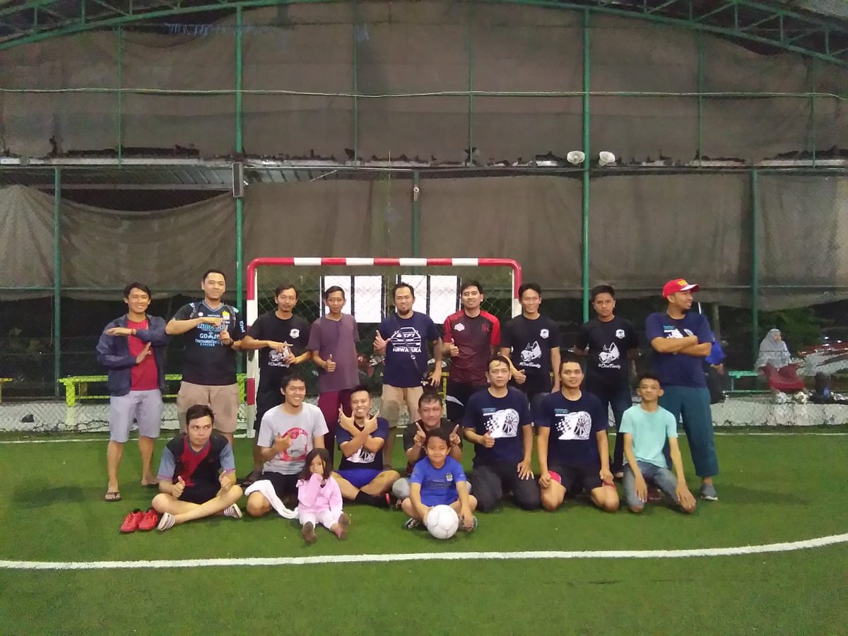 PurwasukaTosca's tweet photo. Mensana In corporesano (dalam tubuh yang sehat terdapat jiwa yang kuat) Tosca Purwasuka Futsal bersama @HondaFREEDowner @ChapTyci 
Di Wonderland Futsal Karawang

@tosca_sientaid
#futsalforfun
#SalamSatuAspal
#ToscaOneFamily
#UnlockYourPlayGround
#karawanghits https://t.co/GlszfLmqEs