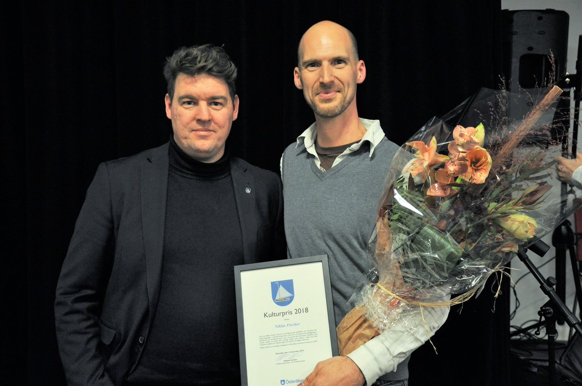 osteraker's tweet photo. Niklas Fischer är årets vinnare av Österåkers kommuns kulturpris, för att han bibehåller och utvecklar den lokala biografen i stentuff konkurrens. Priset delades ut av Mathias Lindow, orförande för Kultur-och fritidsnämnden. https://t.co/IUgPy0A1Tn #kulturpris #osteraker https://t.co/UIMp2EaCcs