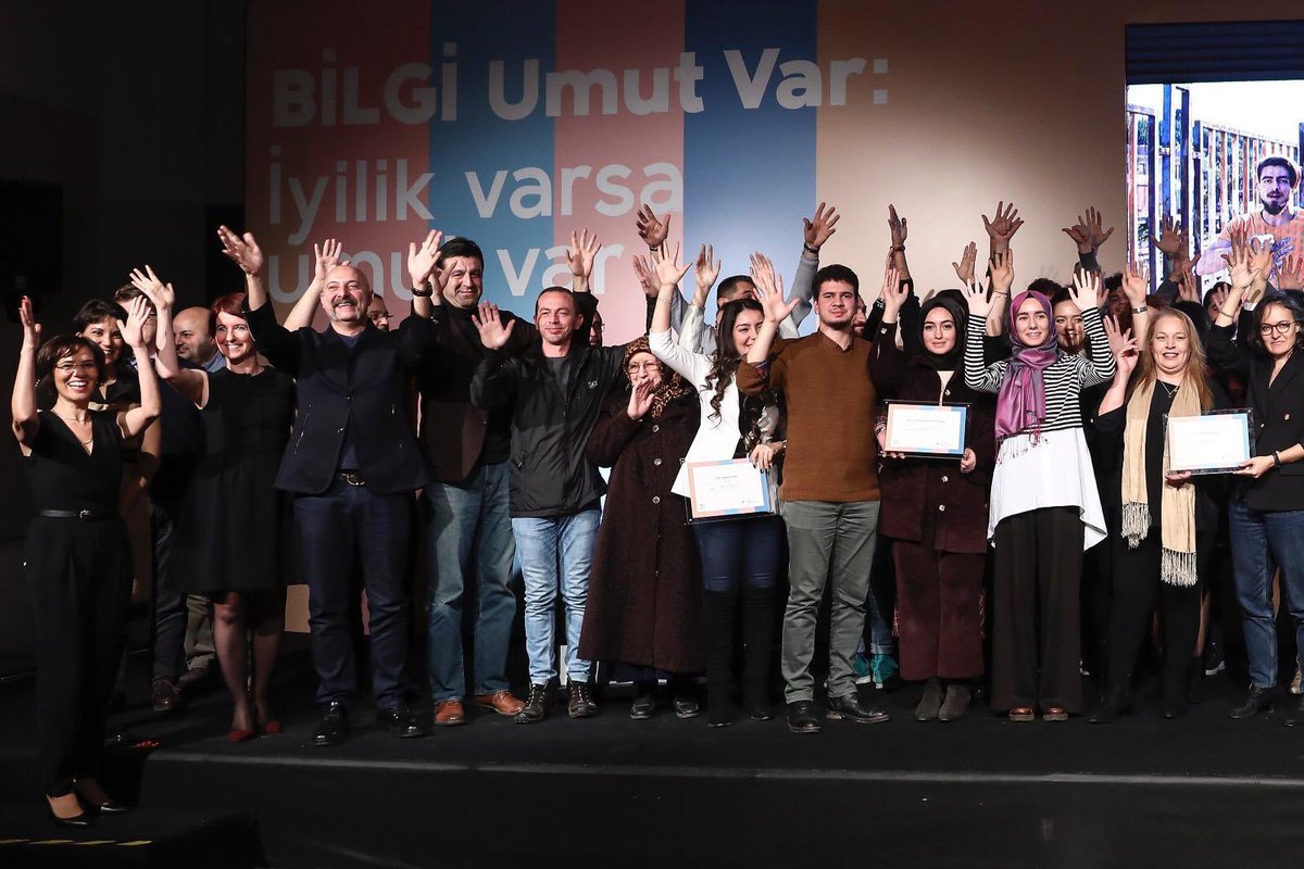 ellerkonusur's tweet photo. Dün akşam #bilgiumutvar ödül töreninde bizimle olan herkesle tekrar söylüyoruz ELLER KONUŞUR! #signlanguage #defrap #nlkulturtr https://t.co/Ak1UW17JkQ