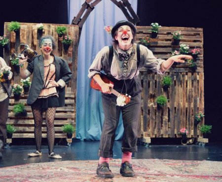 ¿Cómo representarían la tragedia de 'Romeo y Julieta' un coro de clowns? 🎭🤡 La respuesta nos la ofrecerá <a href="/CleverPeopleCo/">The Clever People Company</a> el 22 DIC con 'La tragiClownmedia de Romeo y Julieta' (entradas: taquilla y vayaentradas.com) ow.ly/v51G30mMrU7
#ScnaFamiliarVLL #LavaVLL