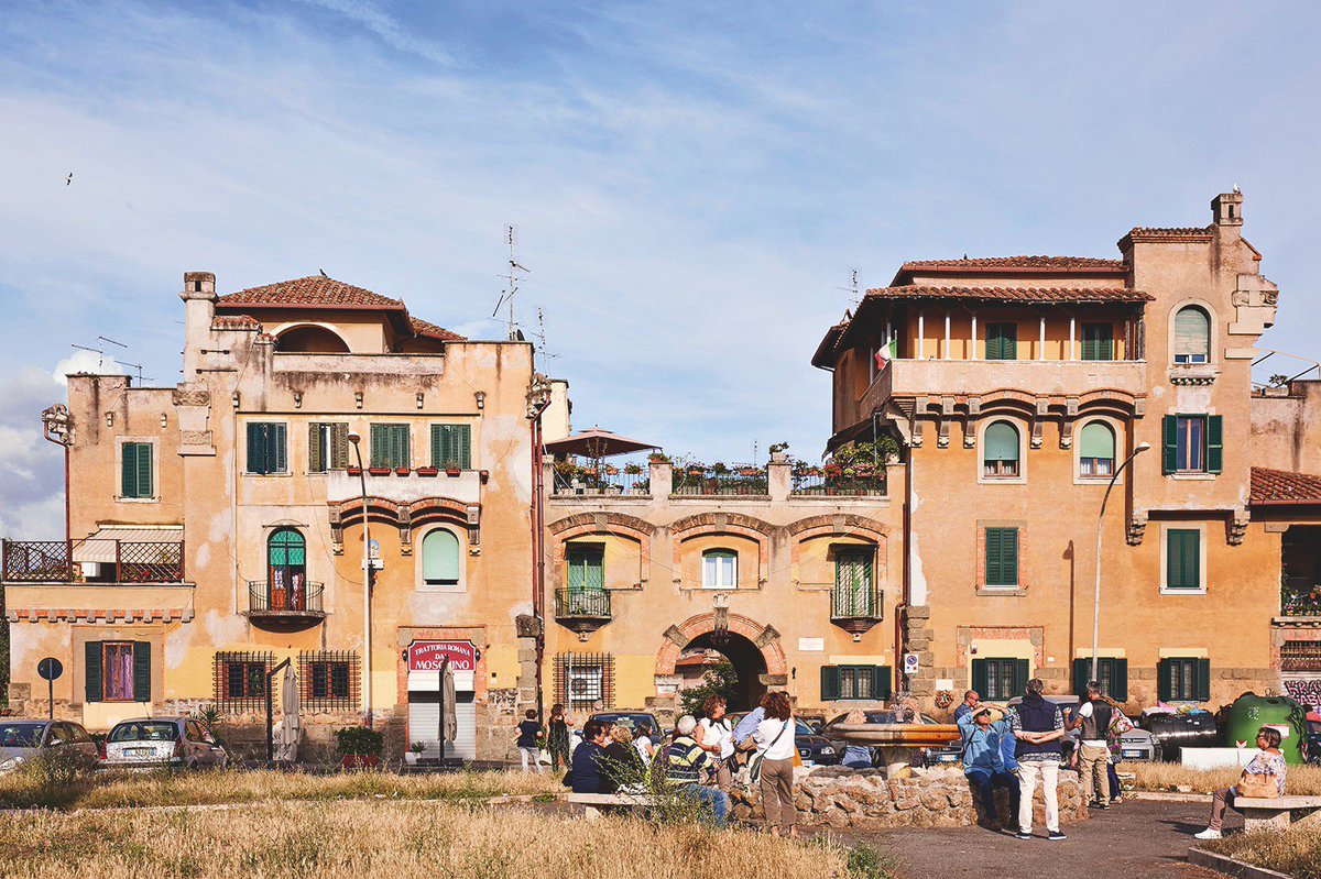 EXPÉRIENCE UNIQUE⚡️ : Découvrez le quartier de #Garbatella à #Rome en vespa 🛵 ! Sur les traces de Nanni Moretti, revivez les scènes de Journal intime, à travers les ruelles colorées de cette cité-jardin🌳paisible et familiale. ©@YoannStoeckel