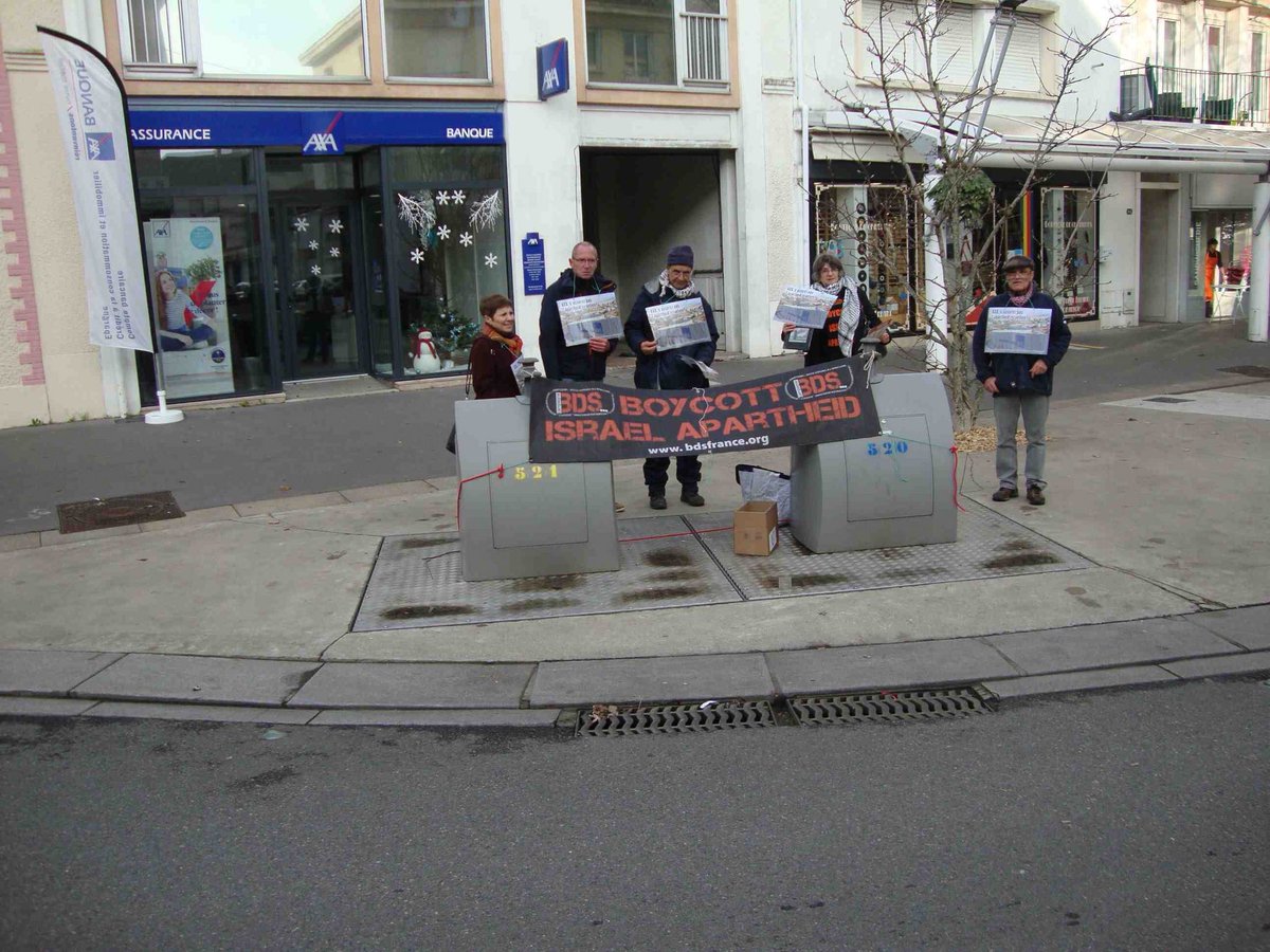 Campagnebds's tweet image. ainsi qu&apos;à Saint-Nazaire devant 3 agences. #AXAComplicity #EmbargoContreIsraël