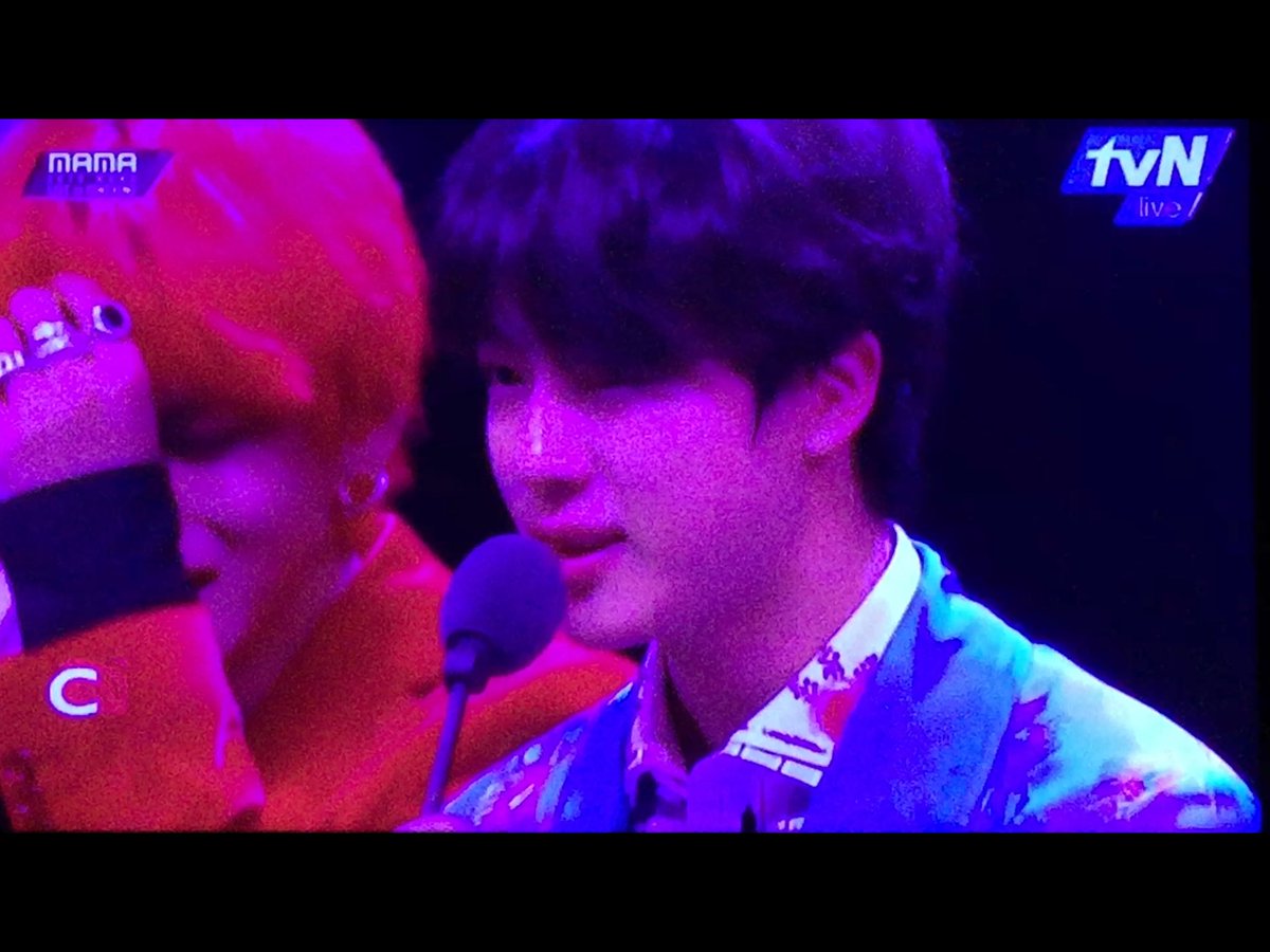 kookoomelonn's tweet photo. Don’t cry my hyungs~💜
#BTSxMAMA_HK2018 #vtaehyung #btscry https://t.co/jMC6LuiAXc