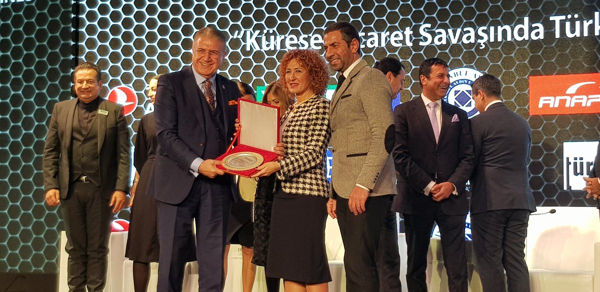 lutfikirdaricec's tweet photo. 2. İstanbul Ekonomi Zirvesi kapsamında konuşmacı olarak katılan Genel Müdürümüz Handan Boyce’ye plaketi Aydın Üniversitesi Mütevellit Heyet Başkanı Dr. Mustafa Aydın tarafından takdim edildi. 
#istanbulekonomizirvesi #konferans #economysummit #summit #conference @handan.boyce https://t.co/UBuS57G3px