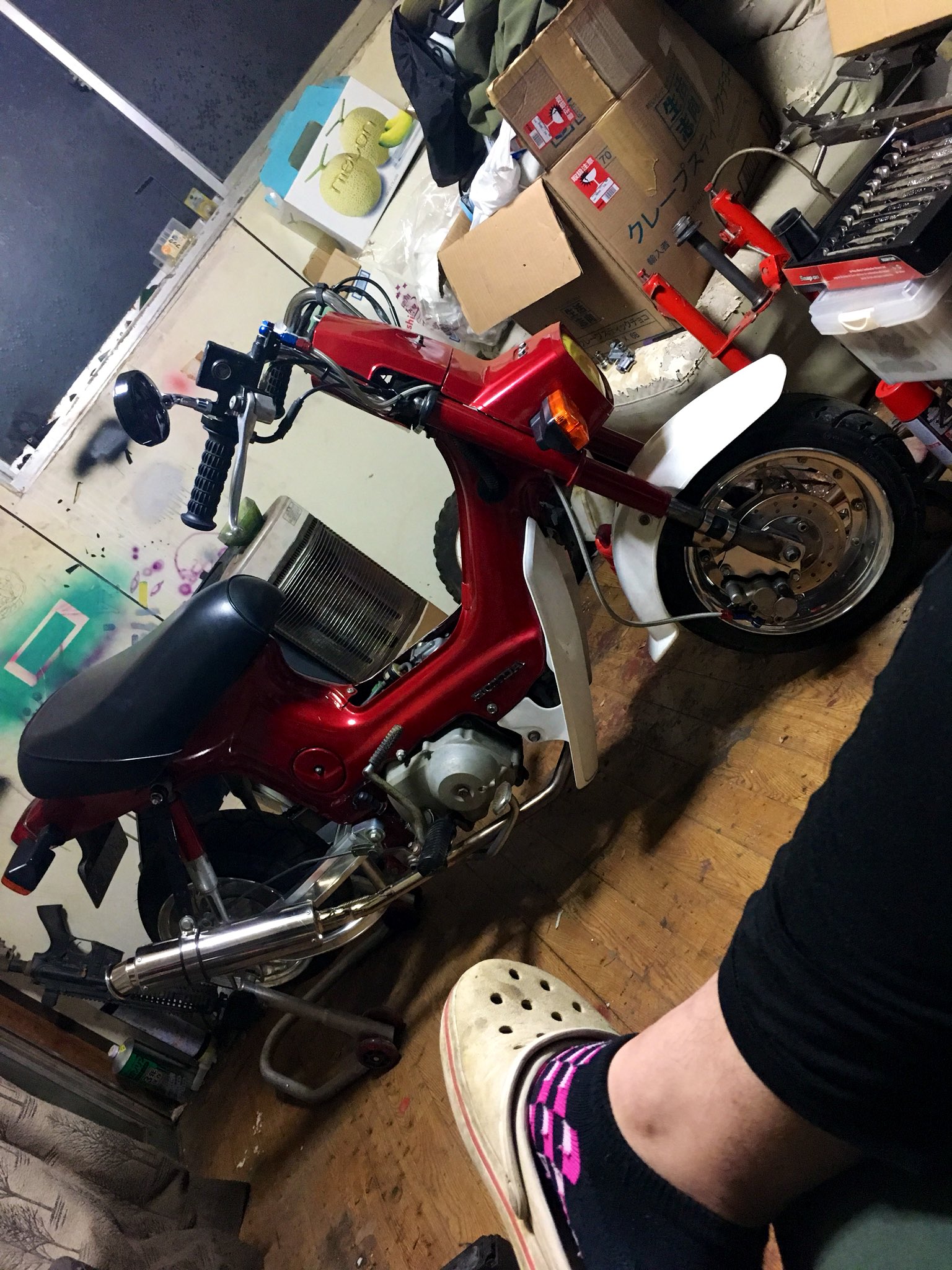 大貫 はいっ じゃーね 本日はね このバイクを 細かく 細かーーーくね 分解して行きたいんじゃ なかろうかー ちゅうことでね 細かく分解の方していきたいと思いますw 角目シャリー ついに解体 バラすのは得意 バラすのは やったんぞ 21