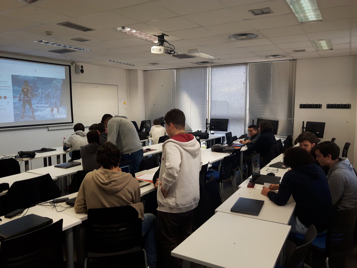 danilopezupm's tweet photo. Muy divertida la clase de hoy, los alumnos de 1° han programado sus juegos y ahora están en pleno testing #ajedrez #pokemon #backgamon y muchos más. Gran trabajo chic@s!  @U_tad https://t.co/SgIwBudgEu