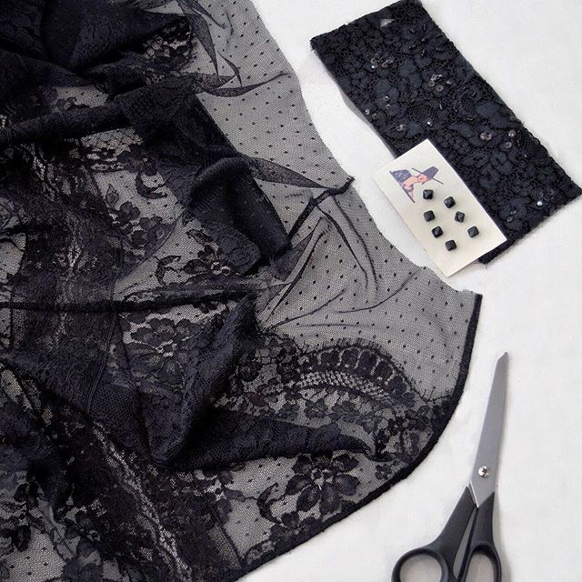couture_sarah's tweet image. Work in progress on a delicate spotted tulle and French lace top... and tiny glass buttons, a lucky find I stumbled across at a flea market in Brussels...
ow.ly/nNBd30mYN4w⠀⠀⠀⠀⠀⠀⠀⠀⠀⠀⠀⠀⠀⠀⠀⠀⠀⠀
#wip #eveningtop #shopsmall #artisanmaker #christmaspartyoutfit