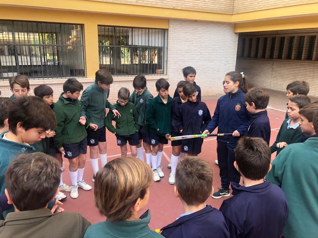 FedAndHockey's tweet image. Magnifica mañana que han pasado nuestras #Redstick en el @CIrlandesasBami con más de 400 alumnos/as que han asistido a la charla que las jugadoras y del clinic de hockey en las instalaciones deportivas del colegio.
@DeporteAND @rfe_hockey