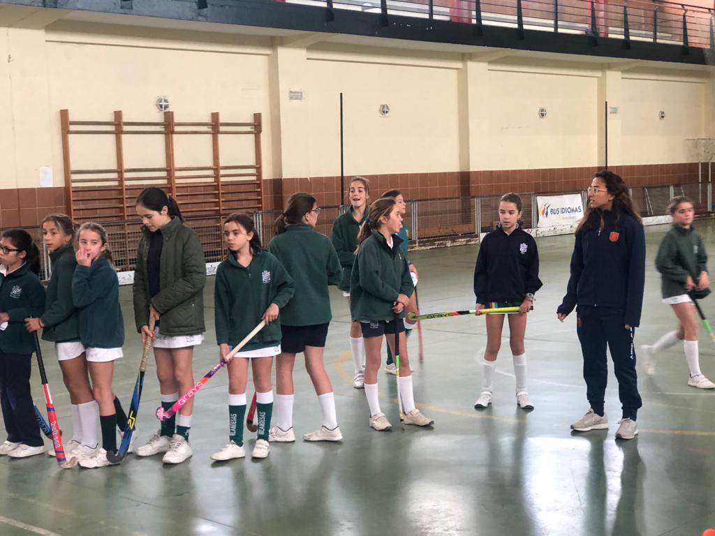 FedAndHockey's tweet image. Magnifica mañana que han pasado nuestras #Redstick en el @CIrlandesasBami con más de 400 alumnos/as que han asistido a la charla que las jugadoras y del clinic de hockey en las instalaciones deportivas del colegio.
@DeporteAND @rfe_hockey
