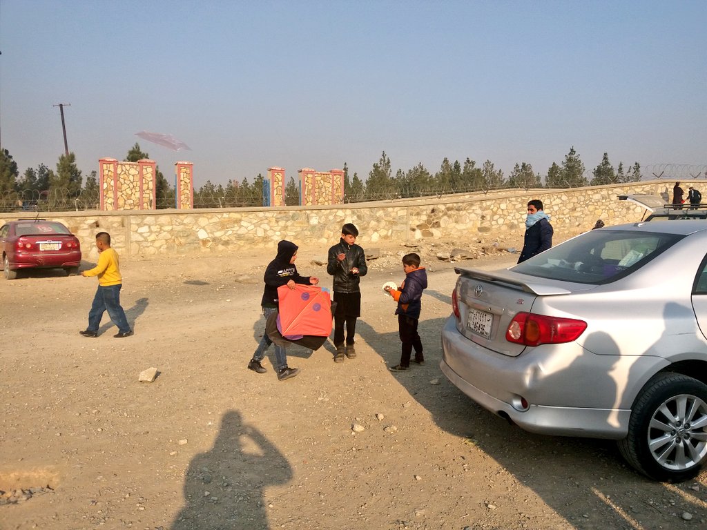 SSharifi1400's tweet image. Kite flying on #Kabul today. #Afghanistan #kiteRunner